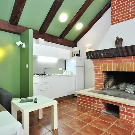 House In With Terrace, Wifi, Washing Machine Дом отдыха Пучишча