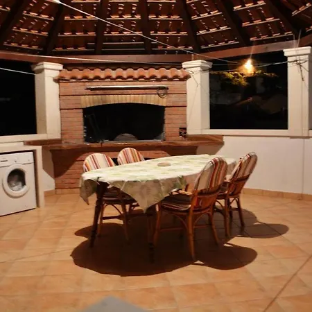 House In With Terrace, Wifi, Washing Machine Пучишча